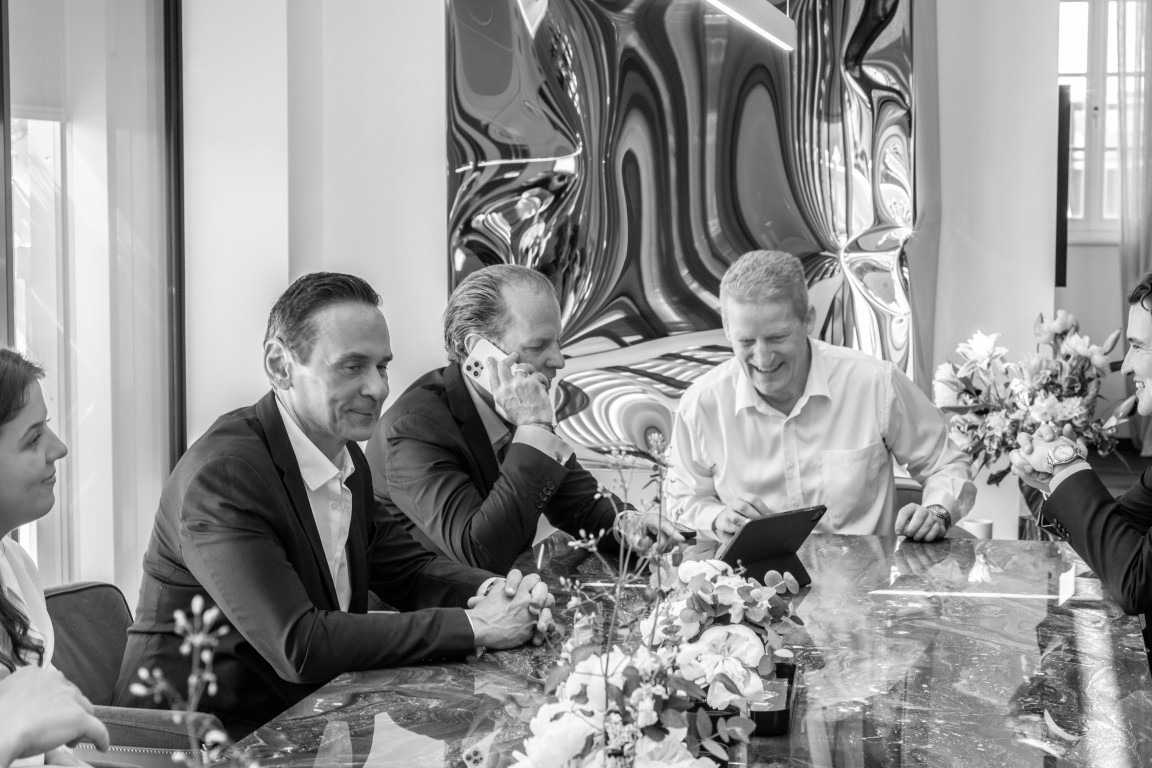 Kronos Advisory Team arbeitet an einem Tisch