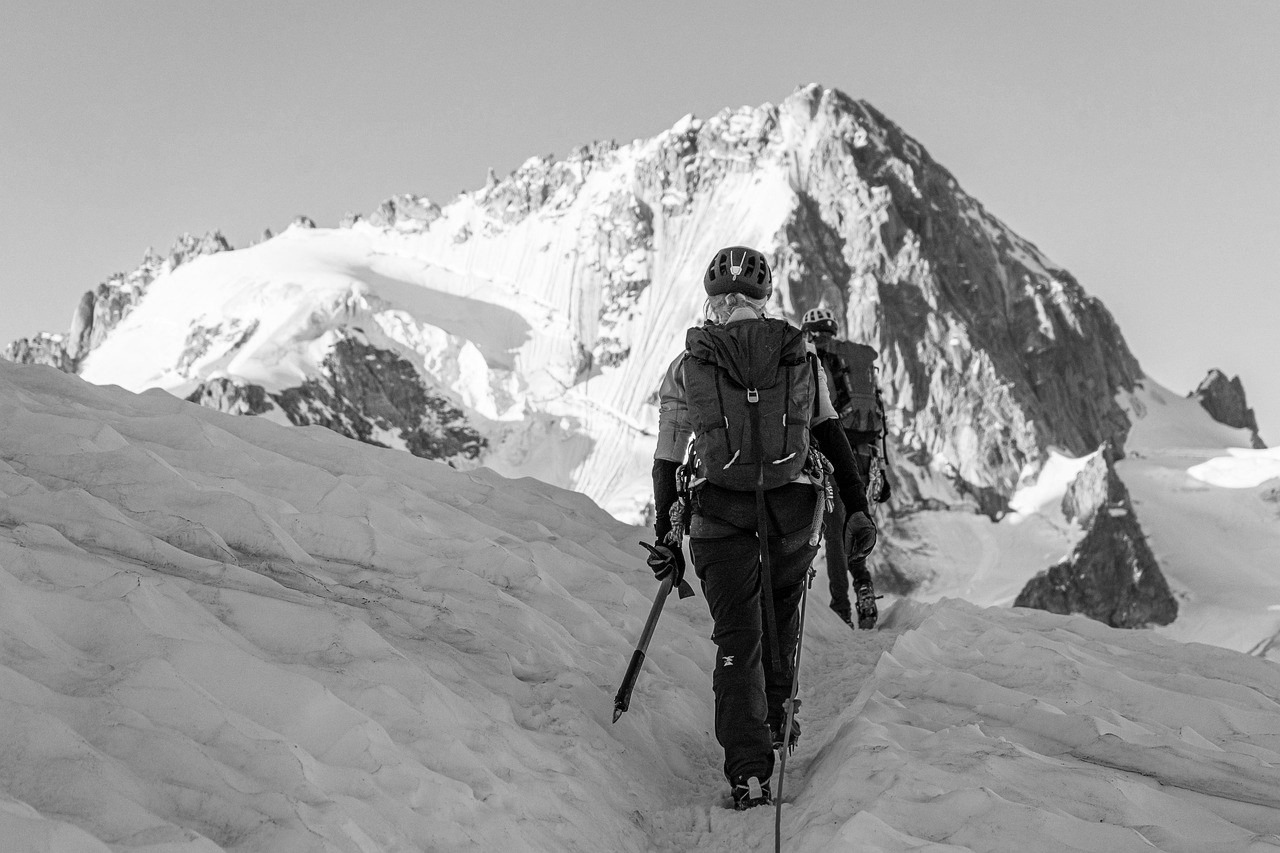 Zwei Bergsteiger auf einem schneebedeckten Berg